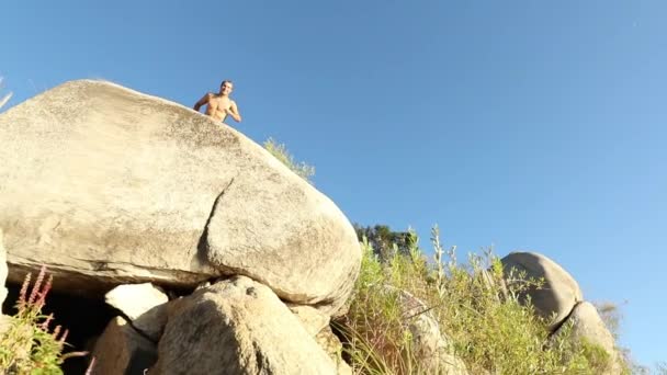 Ağır Çekim Genç Adam Göle Günbatımında Atlama — Stok video