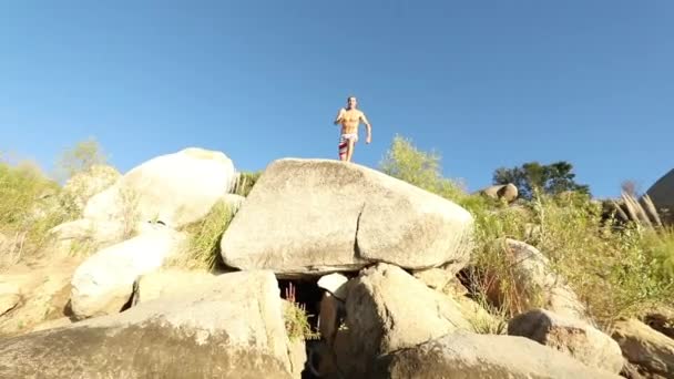 Joven Cámara Lenta Saltando Lago Atardecer — Vídeo de stock