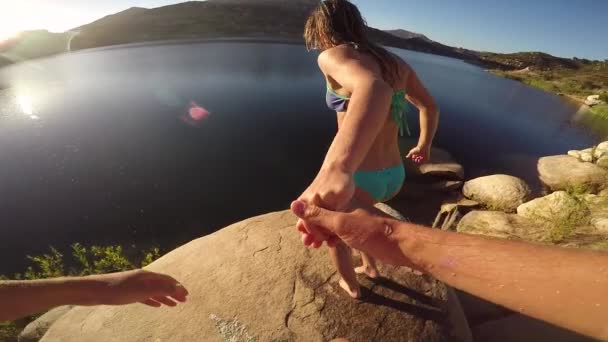Πρώτου Προσώπου Ζευγάρι Κρατώντας Χέρια Άλματα Λίμνη — Αρχείο Βίντεο