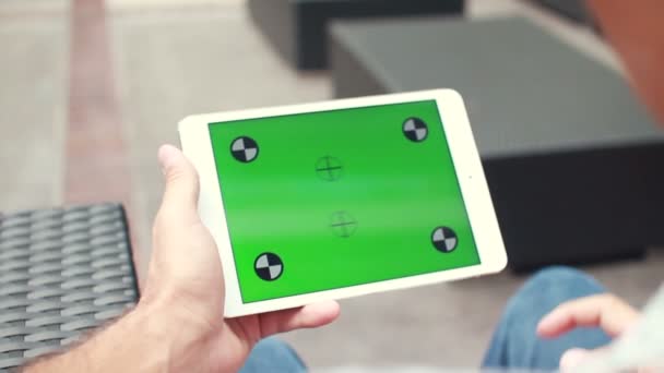 Homme utilisant tablette écran tactile — Video