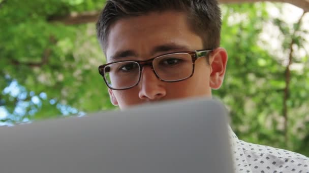 Estudiante masculino usando computadora portátil — Vídeos de Stock