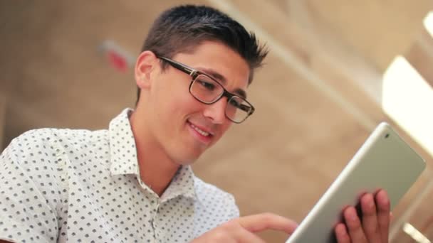 Hombre usando Tablet Computer — Vídeo de stock