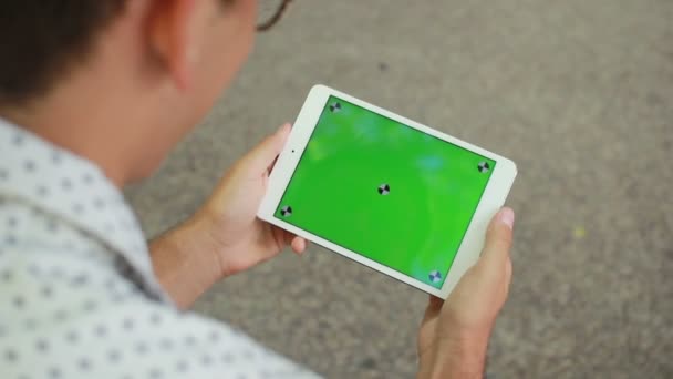 Homme utilisant tablette écran tactile — Video