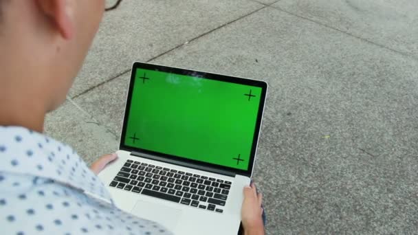 Man menggunakan komputer laptop — Stok Video