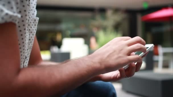 Hombre usando pantalla táctil en el teléfono móvil — Vídeo de stock