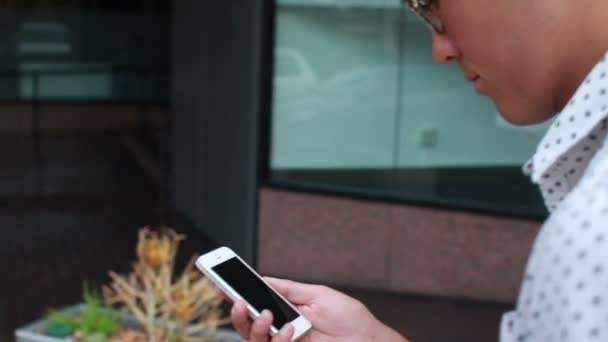 Man hand gå medan du använder smartphone — Stockvideo