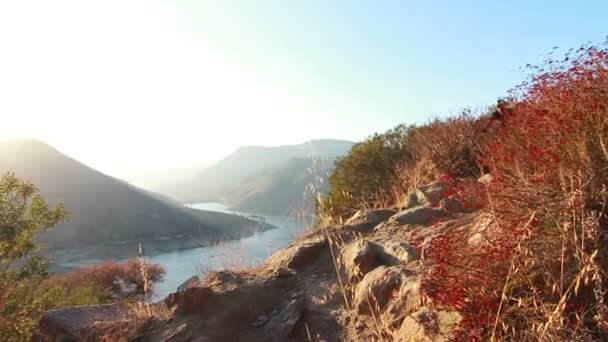 Motociclista de montaña de descenso extremo de cámara lenta al atardecer — Vídeo de stock