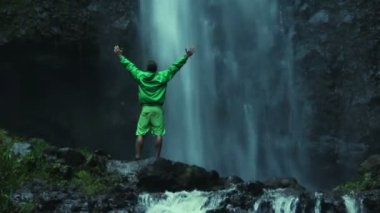 şelale önünde dışında başarı poz yapan erkek