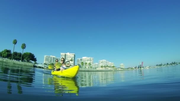 Jóvenes Pareja Feliz Kayak En El Océano, Verano HD Estilo de Vida — Vídeo de stock