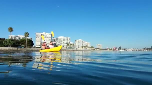 Joven feliz pareja kayak en el océano — Vídeos de Stock