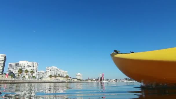 Joven pareja feliz Stand Up Paddle Surf en el océano — Vídeos de Stock