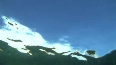 Süper ağır çekim sualtı okyanus dalgası