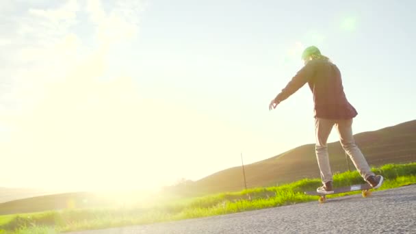 Lento Movimento Jovem Quadril Homem Patinação Downhill Por Sol — Vídeo de Stock