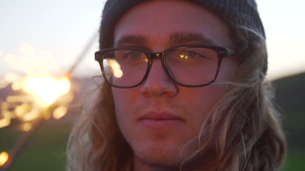 Ralenti Jeune Homme Fixant Sparkler Coucher Soleil — Video