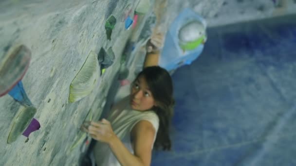 Jovem Mulher Rock Escalada Interior Ginásio — Vídeo de Stock