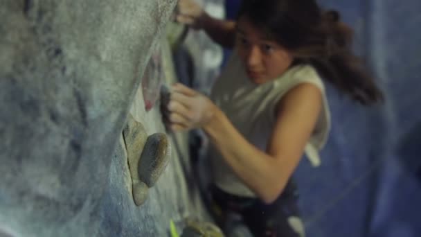 Mujer Joven Escalada Roca Gimnasio Interior — Vídeos de Stock
