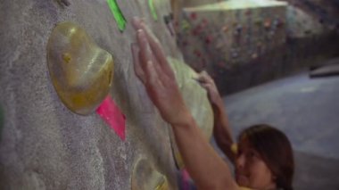 Genç kadın dağcılık içinde spor salonunda 