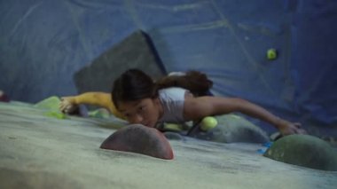 Genç kadın dağcılık içinde spor salonunda 