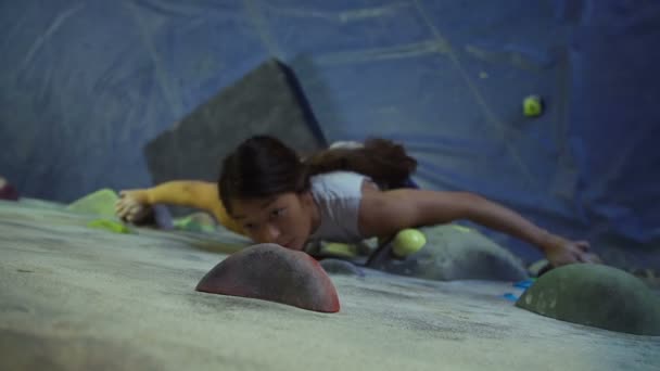 Giovane Donna Arrampicata Roccia Palestra Interna — Video Stock