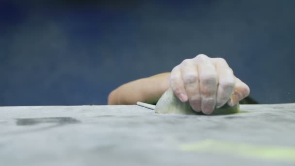 Mujer Joven Escalada Roca Gimnasio Interior — Vídeos de Stock