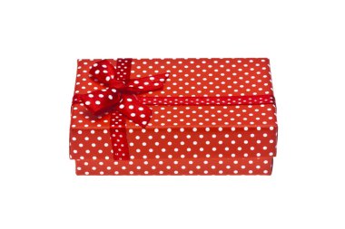 Beyaz bir arka plan üzerinde izole kurdele ile kırmızı hediye kutusu