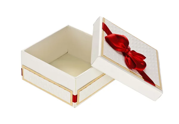 Confezione regalo bianca con nastro rosso isolato su sfondo bianco — Foto Stock