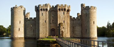 Tarihi Bodiam Kalesi ve hendeğe East Sussex, İngiltere 