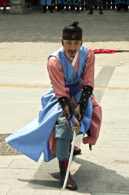 Silahlı muhafızlar geleneksel kostüm