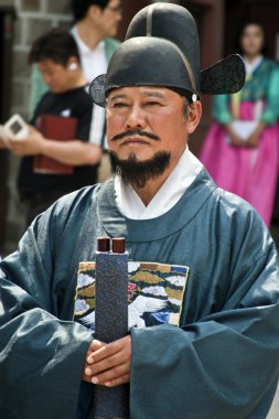 Silahlı muhafızlar geleneksel kostüm