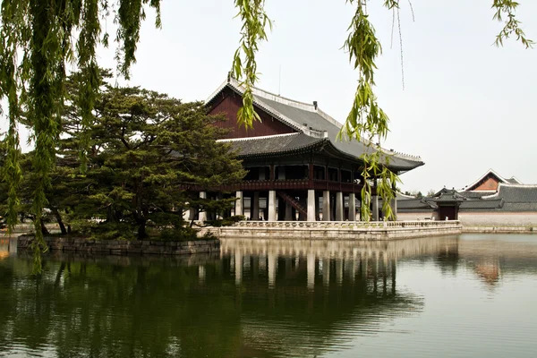 Gyeonghoeru Pavilion of Gyeongbokgung Palace, Seúl, Corea del Sur —  Fotos de Stock