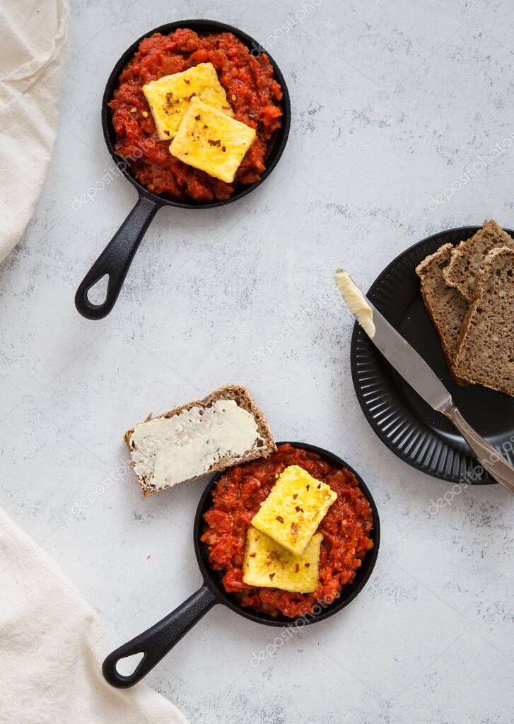 Tofu en salsa de tomate con cebolla, pimienta y especias. Versión