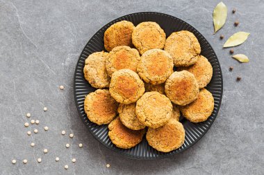 Vejetaryen mercimek ve kabak burger (pirzola). Sağlıklı vejetaryen gıda konsepti. Gri arkaplan, yatay.