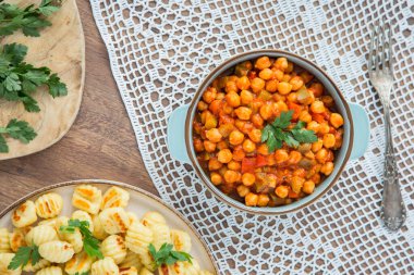 Ahşap arka planda kırmızı ve yeşil dolmalık biberli nohut yahnisi. Sağlıklı vejetaryen gıda konsepti. Yüksek proteinli yemek, kırmızı biber.. 