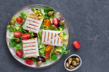 Çırpılmış tofu, salata, domates ve avokadoyla vejetaryen tortilla paketleri. Sağlıklı konforlu yemek. Boşluğu kopyala.