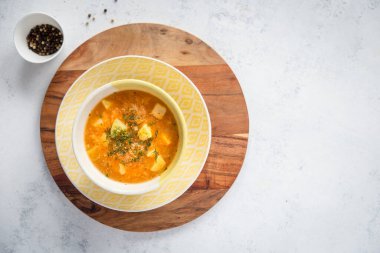 Vejetaryen sebze çorbası lahana, patates ve dereotlu havuç, sağlıklı düşük kalorili çorba. Üst görünüm, tekst için yer.