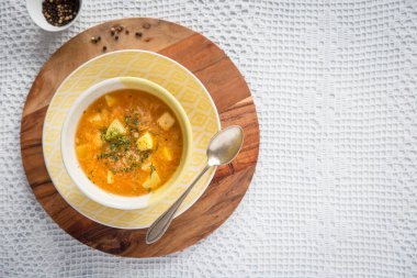 Vejetaryen sebze çorbası lahana, patates ve dereotlu havuç, sağlıklı düşük kalorili çorba. Üst görünüm, tekst için yer.