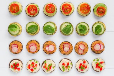 Beyaz arka planda sebzeli mini sandviçler, güzel bir manzara, sağlıklı vejetaryen kahvaltısı..