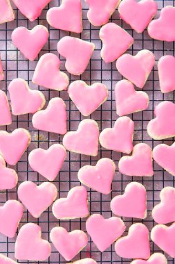 Sevgililer Günü 'nde kalp şeklinde pembe şekerli kurabiyeler.