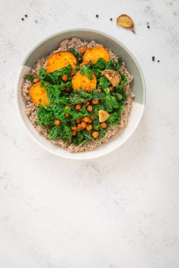Karabuğday, nohut, tatlı patates ve lahana ile vejetaryen yemeği. Rahatlatıcı yemek..