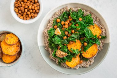 Karabuğday, nohut, tatlı patates ve lahana ile vejetaryen yemeği. Rahatlatıcı yemek..