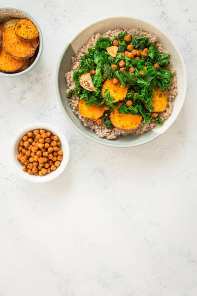 Karabuğday, nohut, tatlı patates ve lahana ile vejetaryen yemeği. Rahatlatıcı yemek..