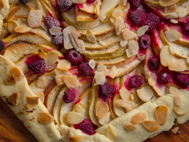 Ev yapımı gevrek galet mi yoksa masada elma ve ahududu olan açık turta mı? Vejetaryen keki.