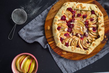 Ev yapımı gevrek galet mi yoksa masada elma ve ahududu olan açık turta mı? Vejetaryen keki.