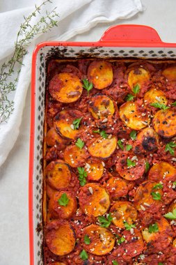 Domates soslu patates graten ve bezelye proteinine dayalı kıymalı et. Vejetaryen yemeği..