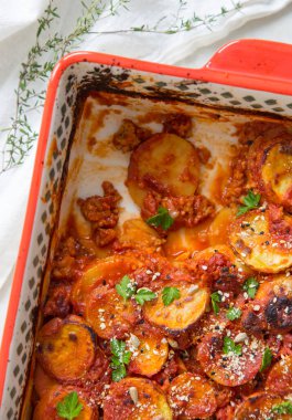 Domates soslu patates graten ve bezelye proteinine dayalı kıymalı et. Vejetaryen yemeği..
