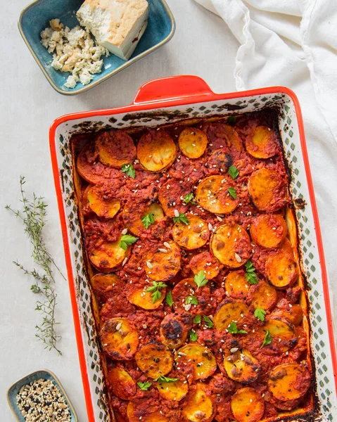 Kartoffelgratin Mit Tomatensauce Und Ersatz Für Hackfleisch Auf Basis Von — Stockfoto