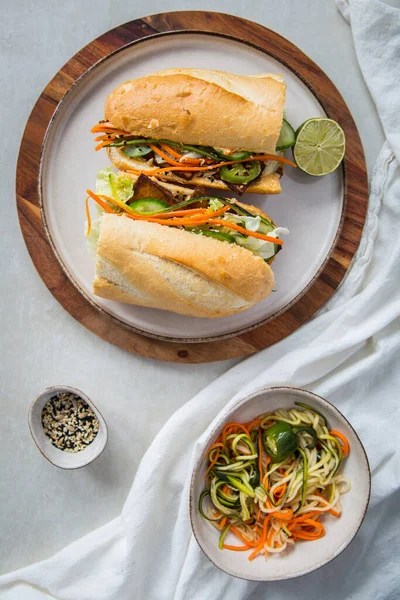 Vejetaryen Banh Mi Vietnam sandviçi, kızarmış soya peyniri ve sebze turşusu..