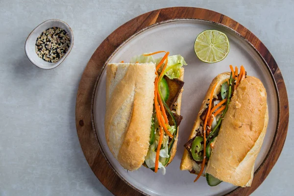 Vejetaryen Banh Mi Vietnam sandviçi, kızarmış soya peyniri ve sebze turşusu..