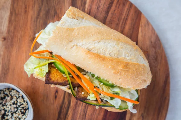 Vejetaryen Banh Mi Vietnam sandviçi, kızarmış soya peyniri ve sebze turşusu..