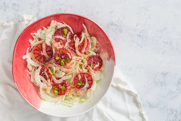 Rezene ve portakallı taze salata. Geleneksel Sicilyalı İtalyan salatası. Tekst için yer.